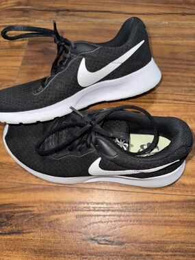 Nike women’s Tanjun shoes size 8